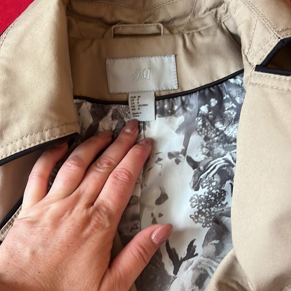 Trench coat, Top coat, duster 🧥, H&M size 8 ( fits like 4-6), beige lined coat - Picture 5 of 11